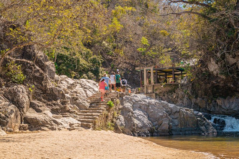 Cascada de Quimixto y paseo en barco por Los Arcos (surfing por temporada) — tour privado en barco desde Puerto Vallarta 9